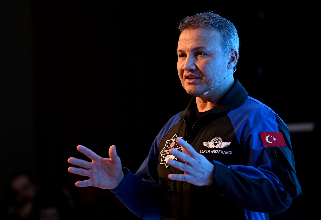Türkiye'nin ilk astronotu Alper Gezeravcı, Dokuz Eylül Üniversitesi'nde gençlerle bir araya geldi