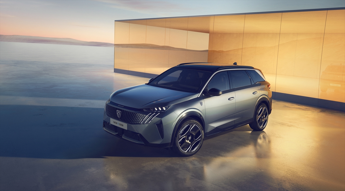 Peugeot 7 koltuklu SUV model E-5008'i tanıttı