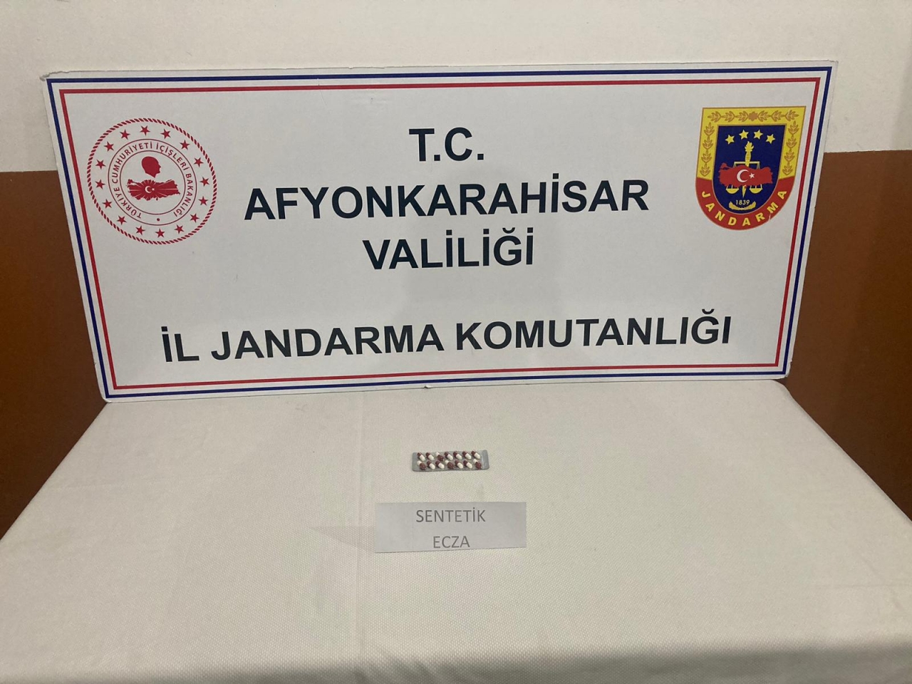 Afyonkarahisar'da araçlarında sentetik hap ele geçirilen 3 şüpheli gözaltına alındı