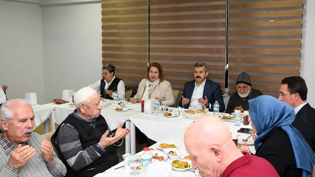 Vali Ergün Huzurevinde Büyüklerin Gönlünü Aldı