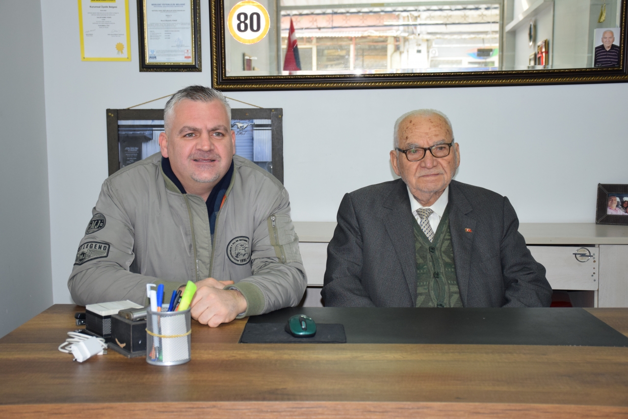 Manisa'da 56 yıllık muhtarın koltuğuna torunu talip