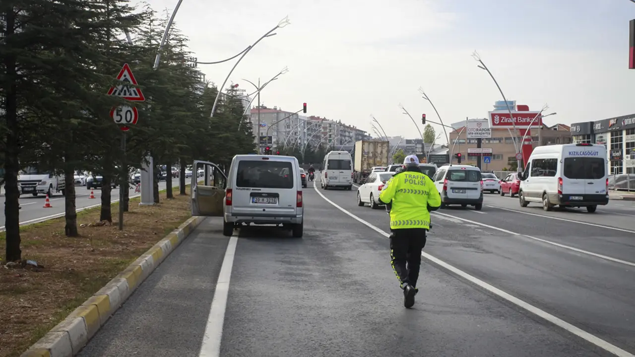 Muğla'da aydınlatma direğine çarpan otomobilin sürücüsü öldü, sürücünün eşi ağır yaralandı