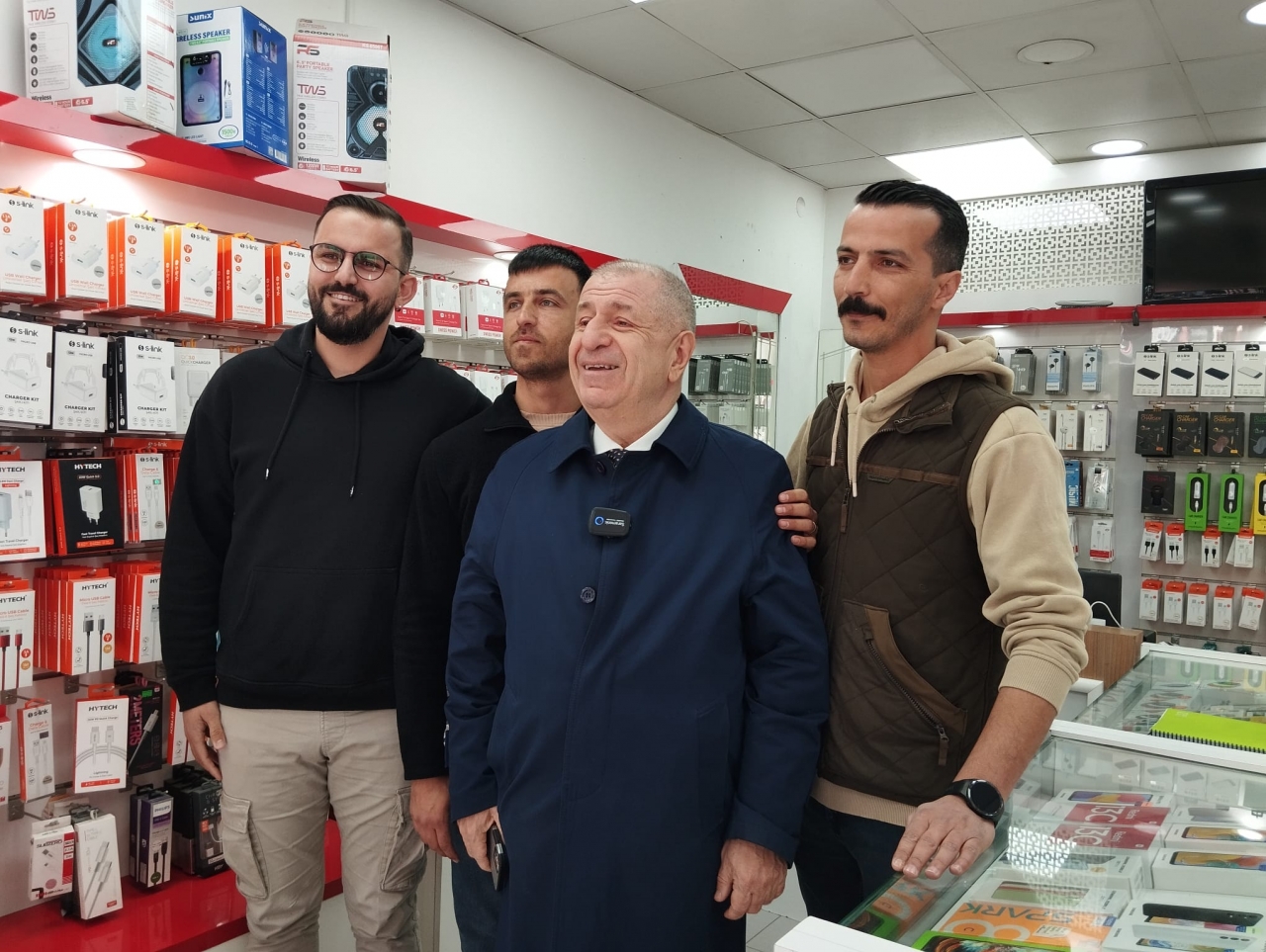 Zafer Partisi Genel Başkanı Ümit Özdağ, İzmir'de esnafı ziyaret etti