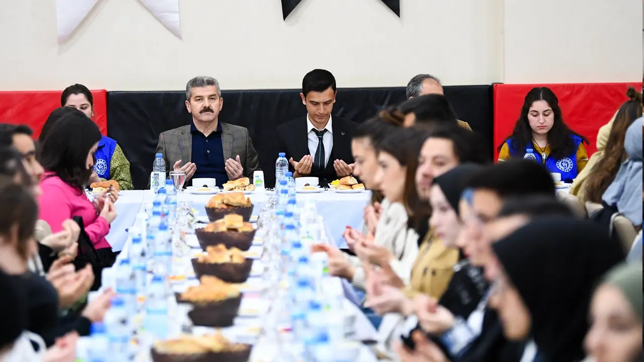 Gençlik İftarlarını Vali İle Yaptı