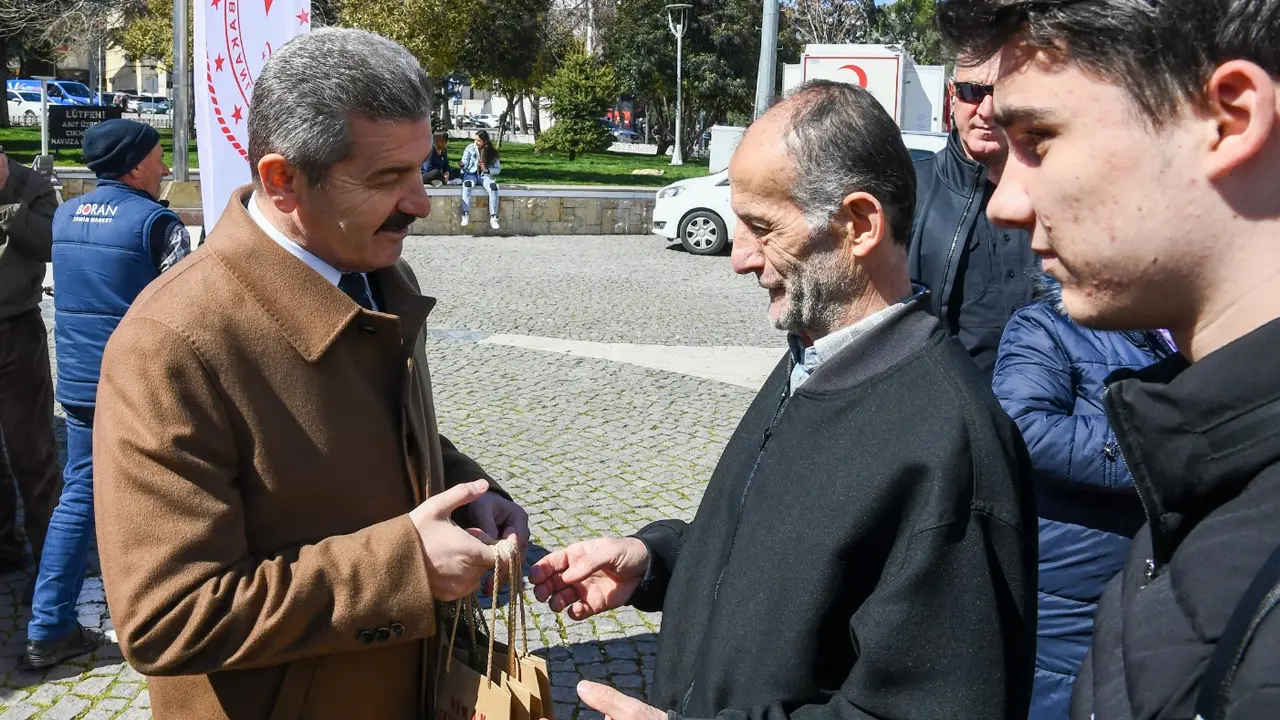 Uşak’ta Vatandaşlara 3 Bin Fidan Dağıtıldı