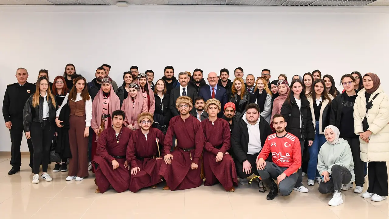 Uşak Valisi Ergün, İftarda Uşak Üniversitesi Öğrencileriyle Buluştu