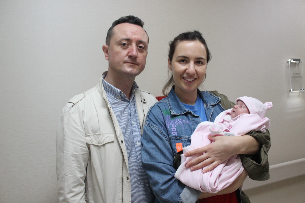 İzmir'de 890 gram dünyaya gelen bebek tedavinin ardından annesine kavuştu