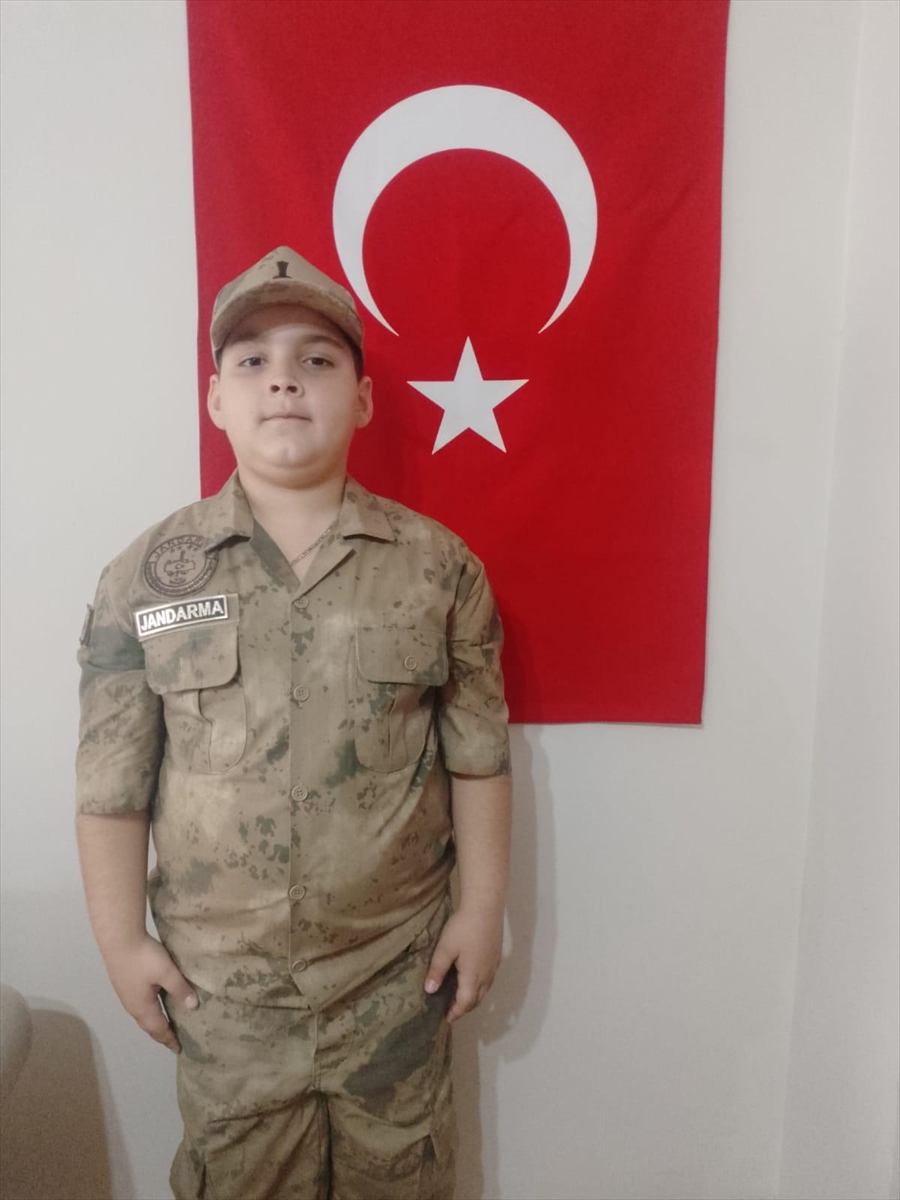 Aydın'da ilkokul öğrencisinin yere düşen bayrağı alıp öpmesi Mehmetçik'in yüreğini ısıttı