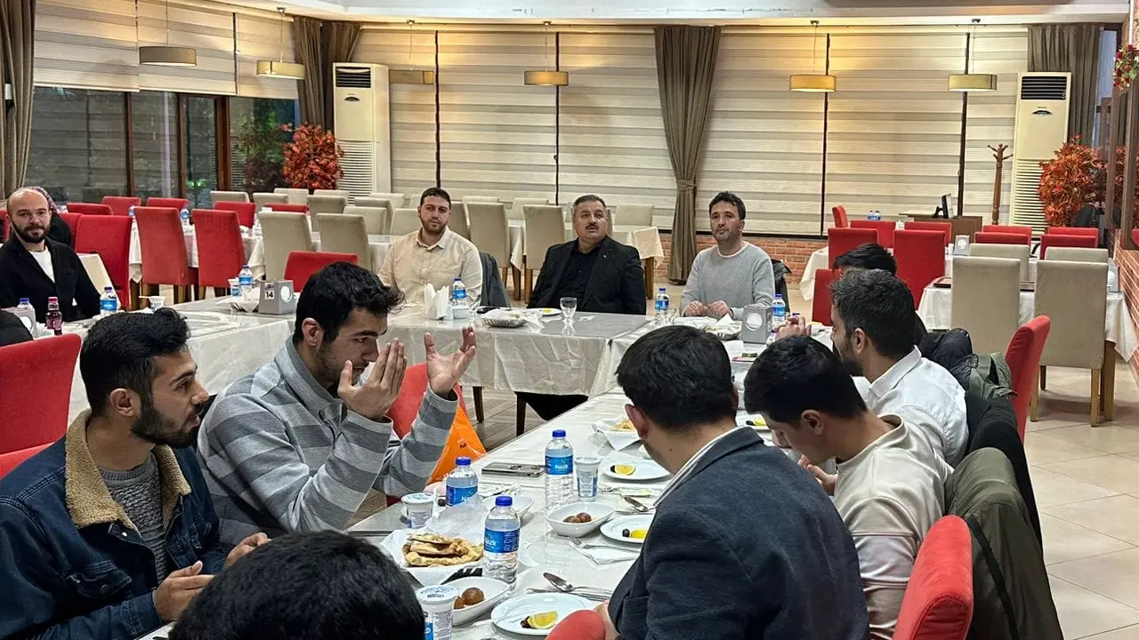 Uşak Müftüsü Çakır Kyk’da Kalan Öğrenciler İle İftar Yaptı
