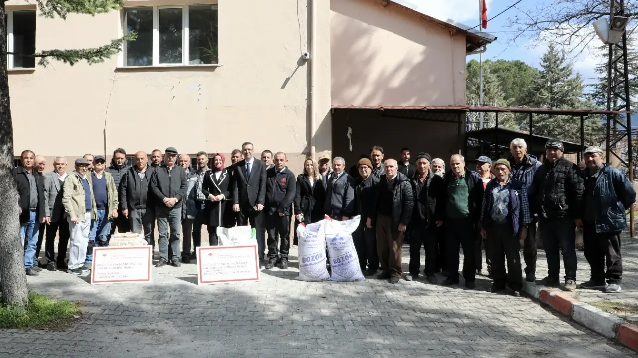 Sivaslı İlçesinde Üreticilere Tohum Ve Fondan Şekeri Dağıtıldı