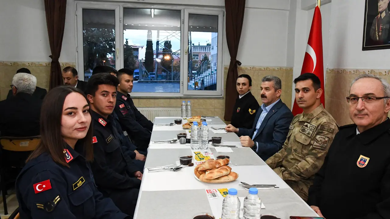 Uşak Valisi Mehmetçikle Oruç Açtı