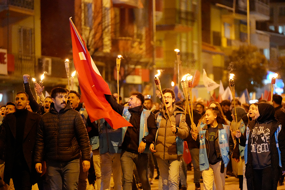 Uşak'ta AK Parti İl Teşkilatı Mehmet Akif Mahallesinde Yürüyüş Düzenledi