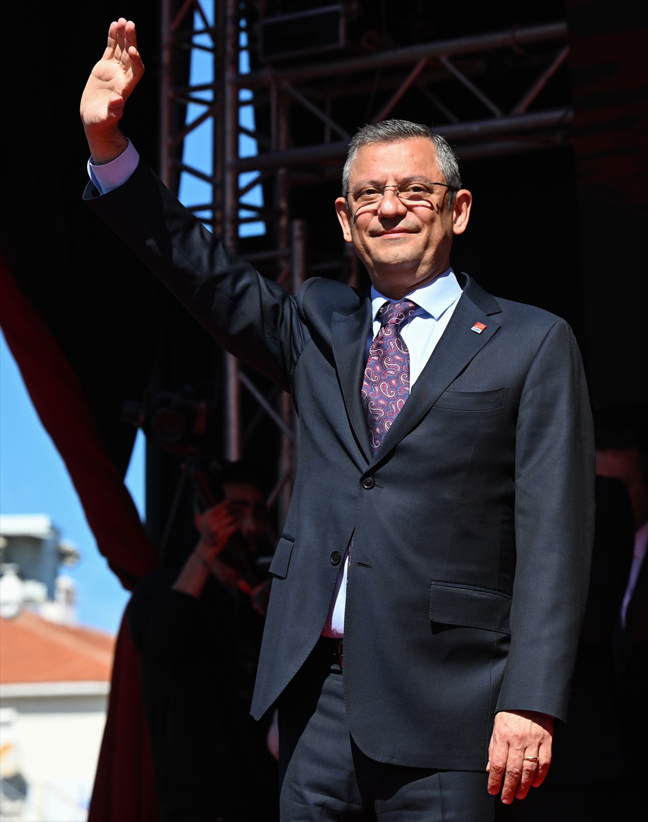 CHP Genel Başkanı Özel, İzmir'de halk buluşmasına katıldı: