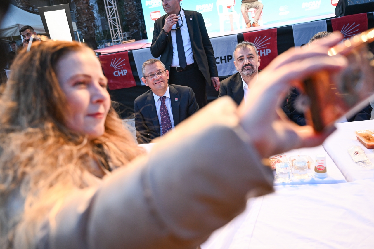 CHP Genel Başkanı Özel, İzmir'de iftara katıldı