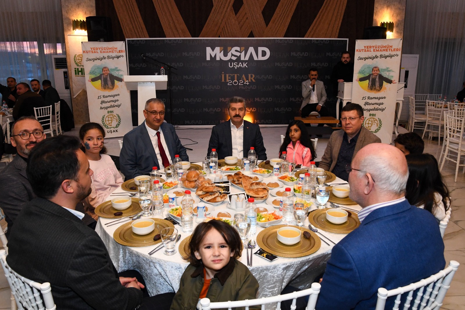 Uşak Valisi ve İşadamları Yetim Çocuklar İle İftarda Buluştu