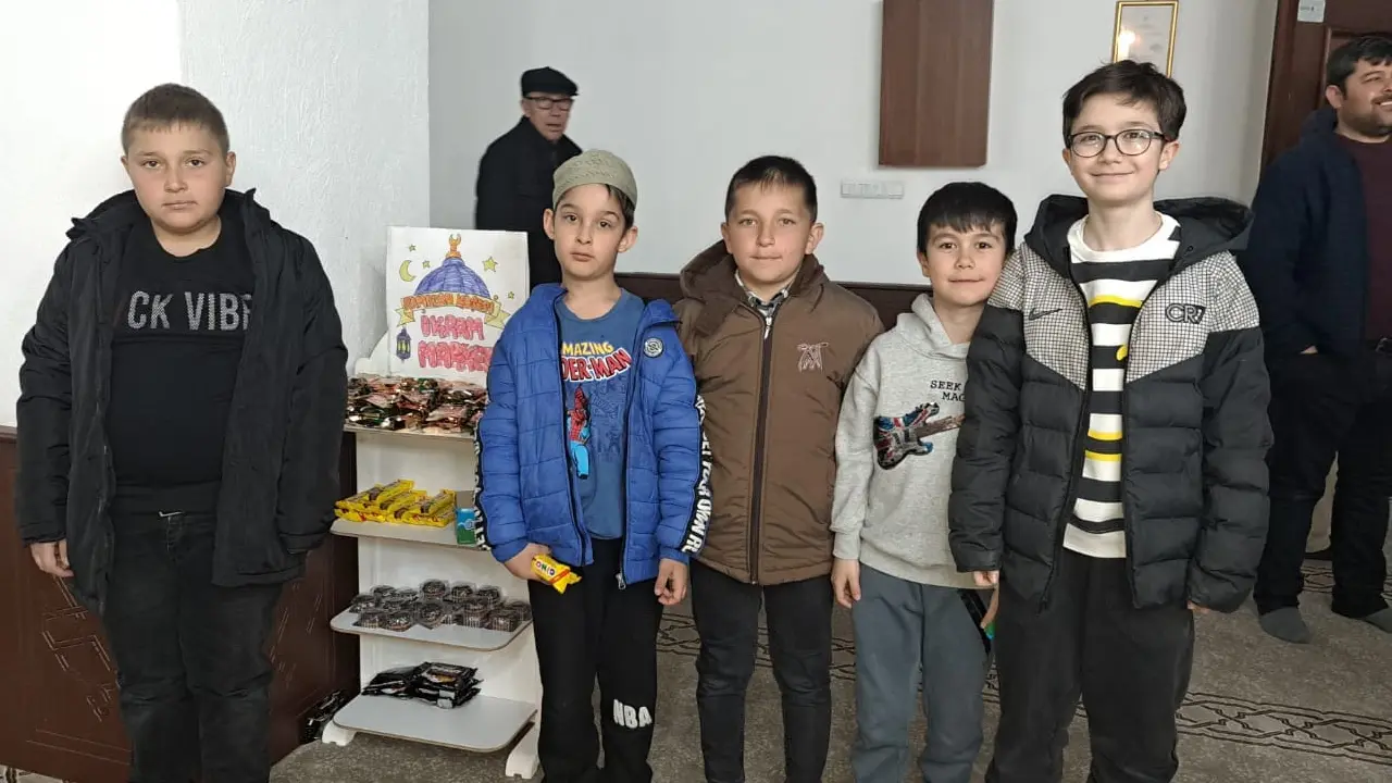 Camiye Gelen Çocukları “İkram Market” Karşılıyor