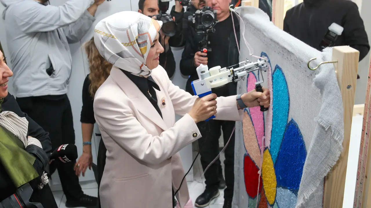 Aile Bakanı Göktaş Uşak Kadın Merkezinde Kadınlarla Halı Dokudu