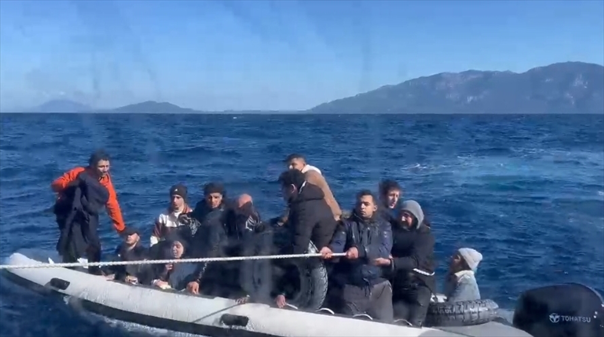 Muğla açıklarında batma tehlikesi geçiren bottaki 16 düzensiz göçmen kurtarıldı