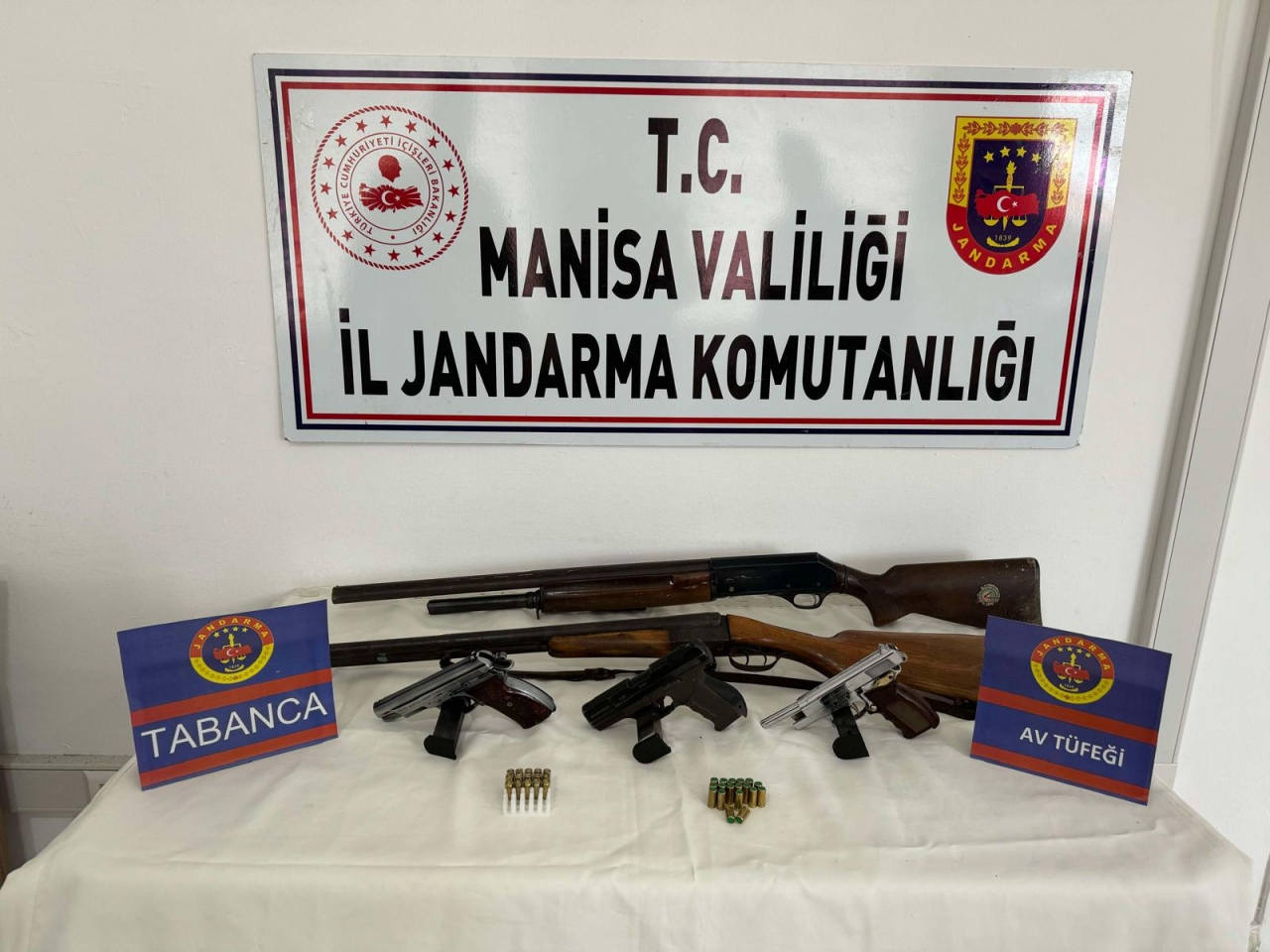 Salihli'de ruhsatsız silah operasyonunda 2 kişi hakkında adli işlem başlatıldı