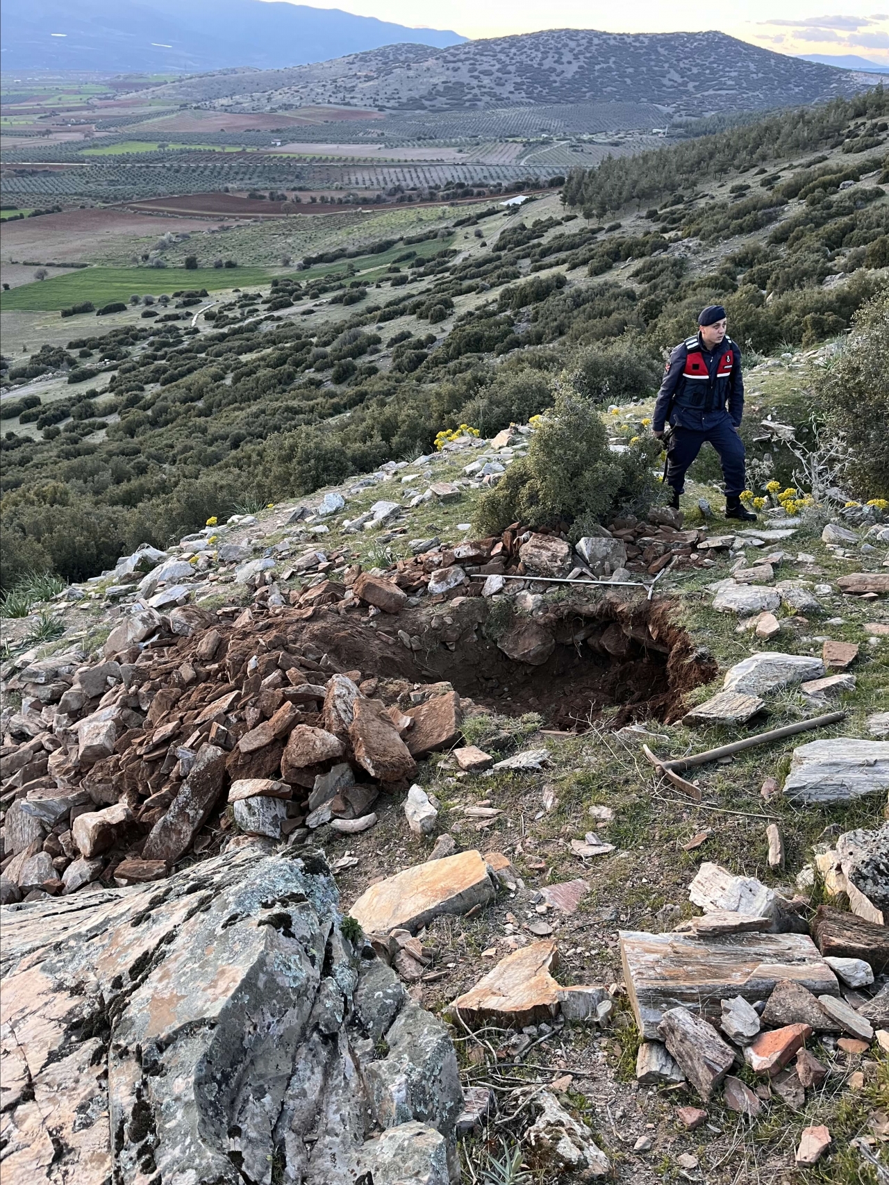 Karacasu'da kaçak kazı yapan 2 kişi yakalandı