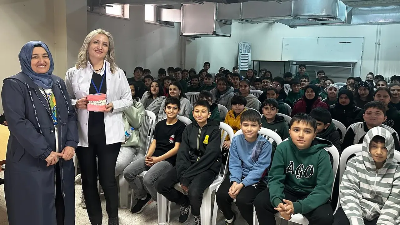 Uşak’ta Ortaokul Öğrencilerine Diş Fırçalama Eğitimi