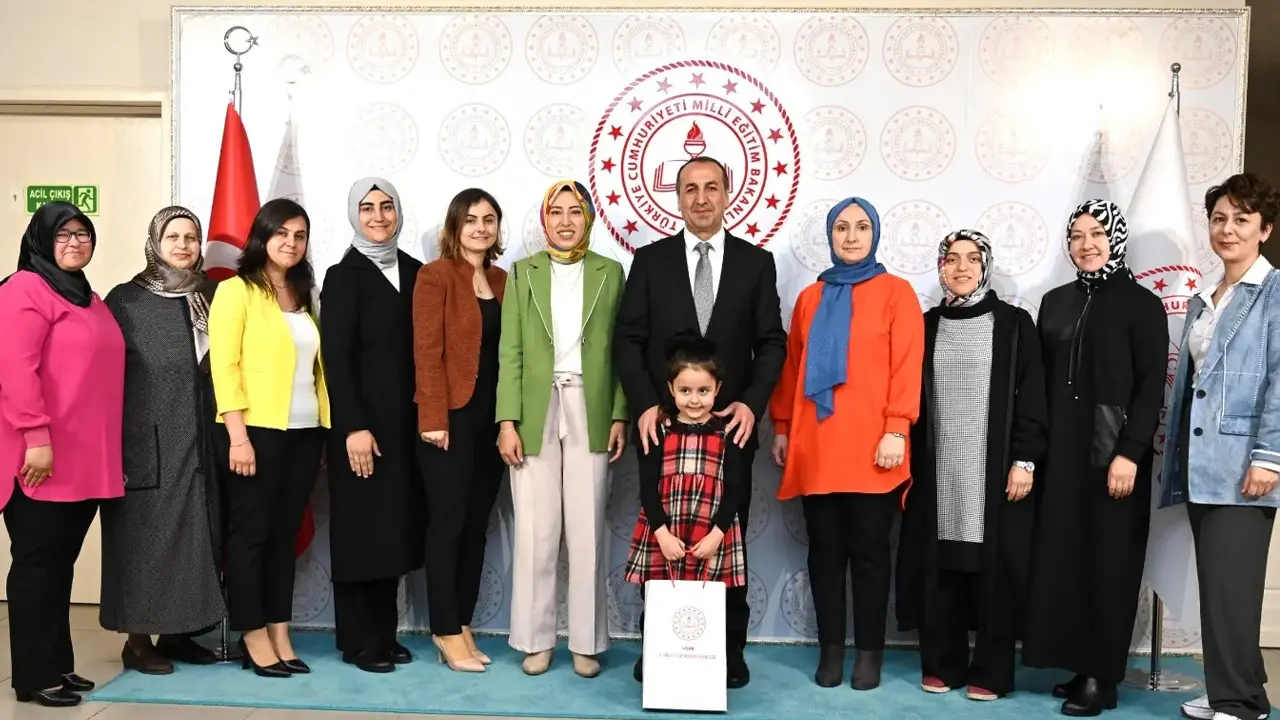 Şiirlerimle Uşak Dergisi Çıktı İlk Sayısı Milli Eğitim Müdürüne Hediye Edildi