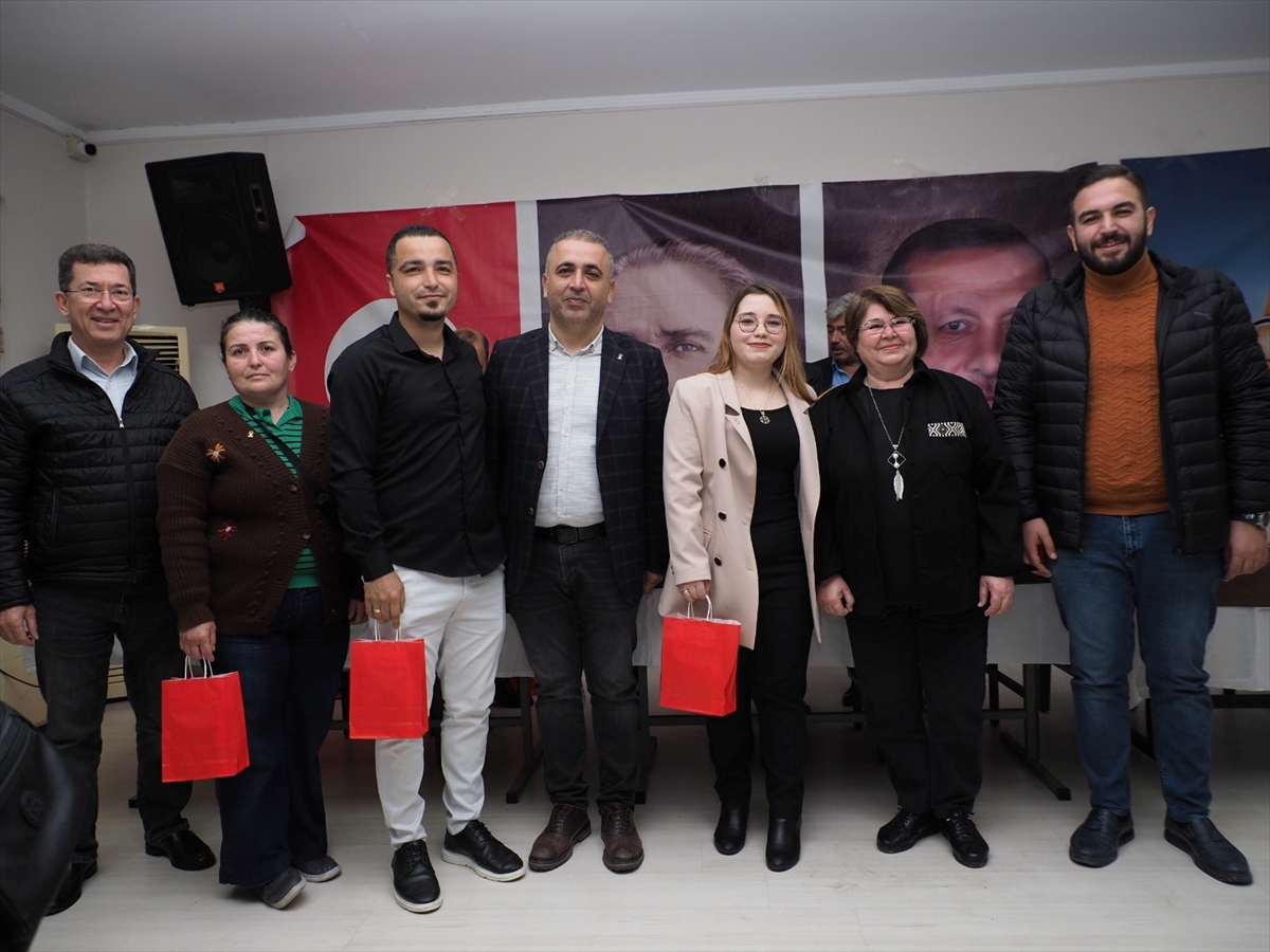Nazilli'de AK Parti'ye üye olan 205 kişiye rozet takıldı