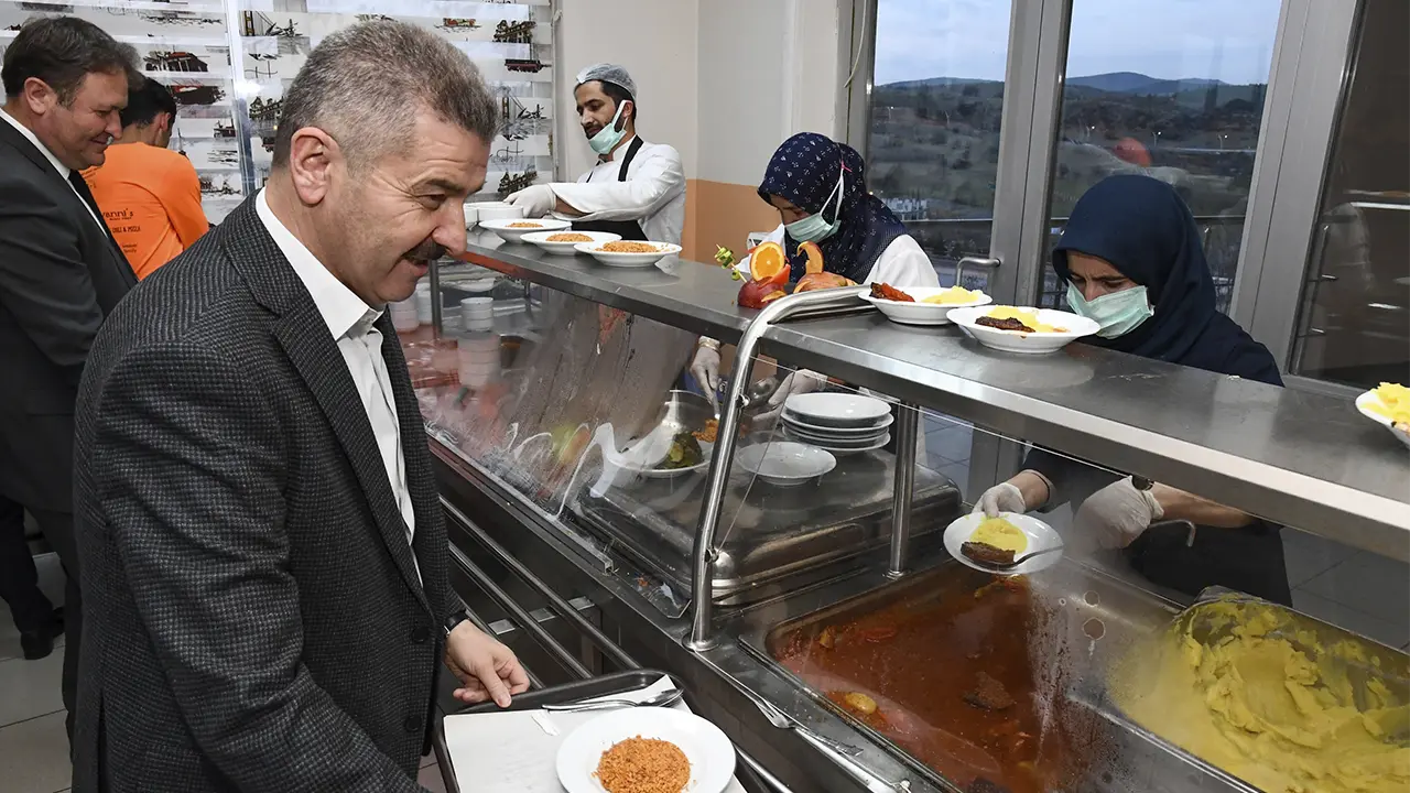 Uşak Valisi Ergün Yurtta Kalan Öğrencilerle İftar Yaptı