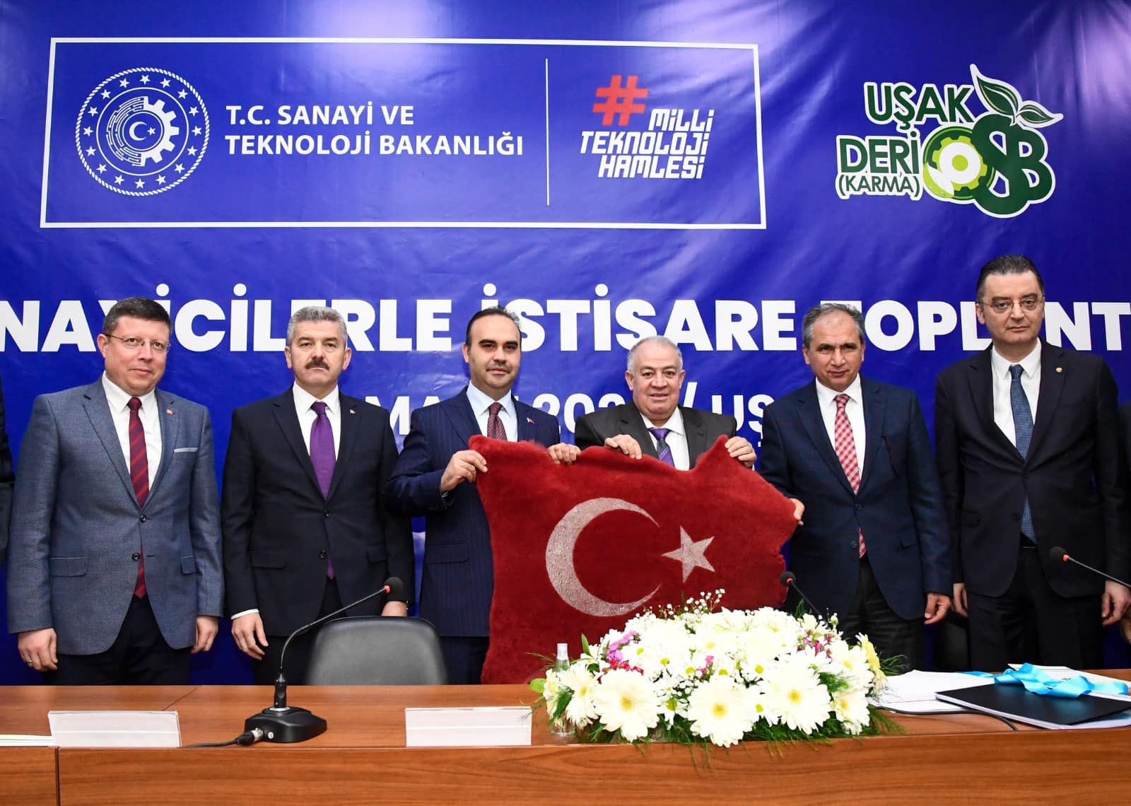 Bakan Kacır Uşaklı Sanayicilerle Bir Araya Geldi