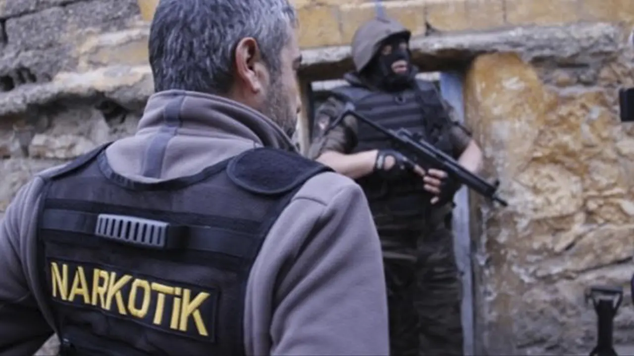 Salihli'de uyuşturucu hapla yakalanan 2 kişi tutuklandı