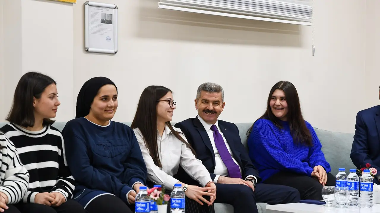 Uşak Valisi Ergün Yatılı Kız Öğrencileriyle Bir Araya Geldi