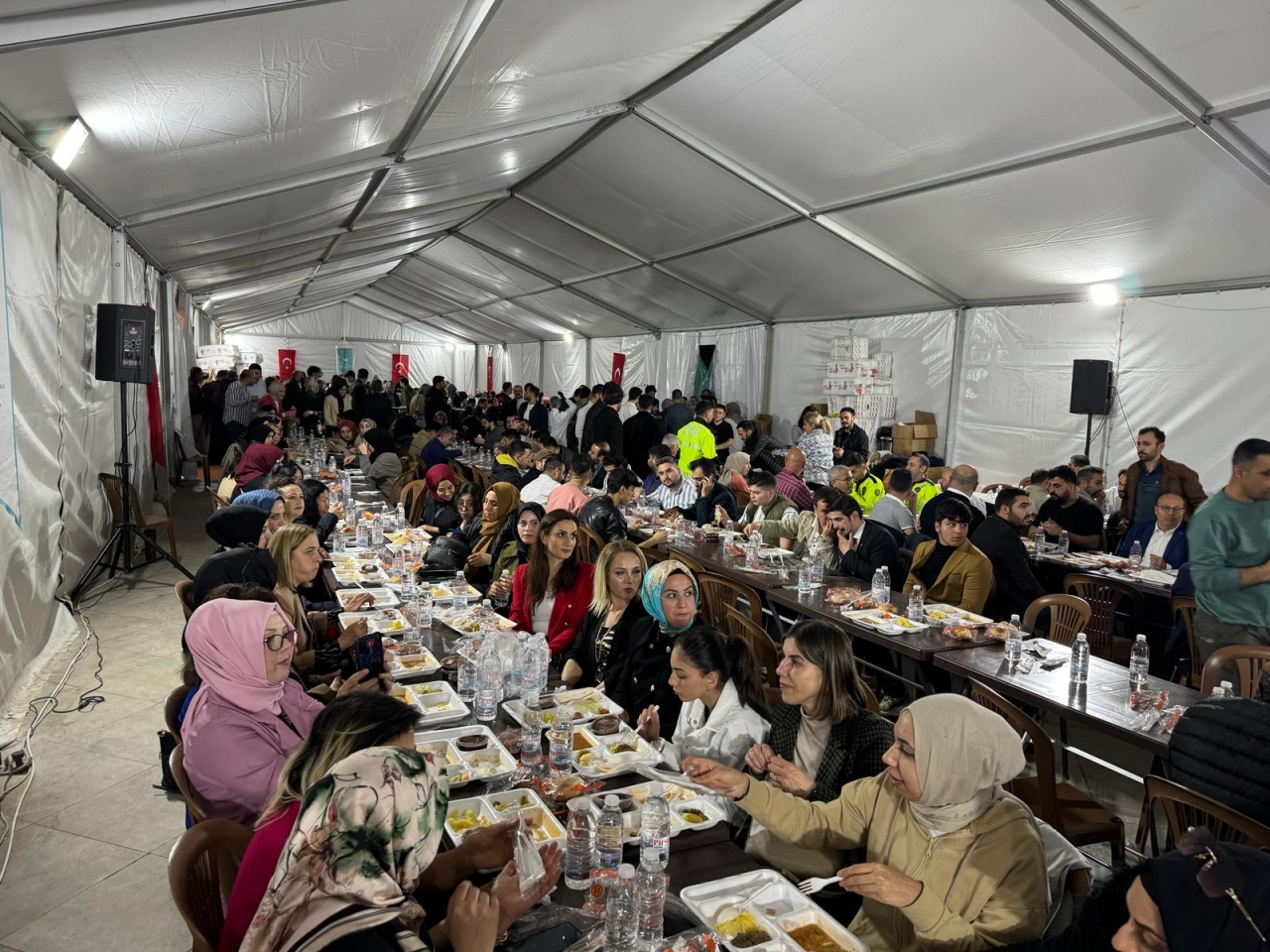 İzmir'de TÜGVA "aile iftarı" düzenledi