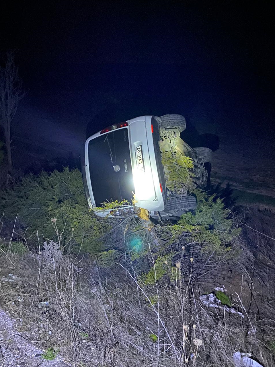 Afyonkarahisar'da hafif ticari araç devrildi, 4 kişi yaralandı