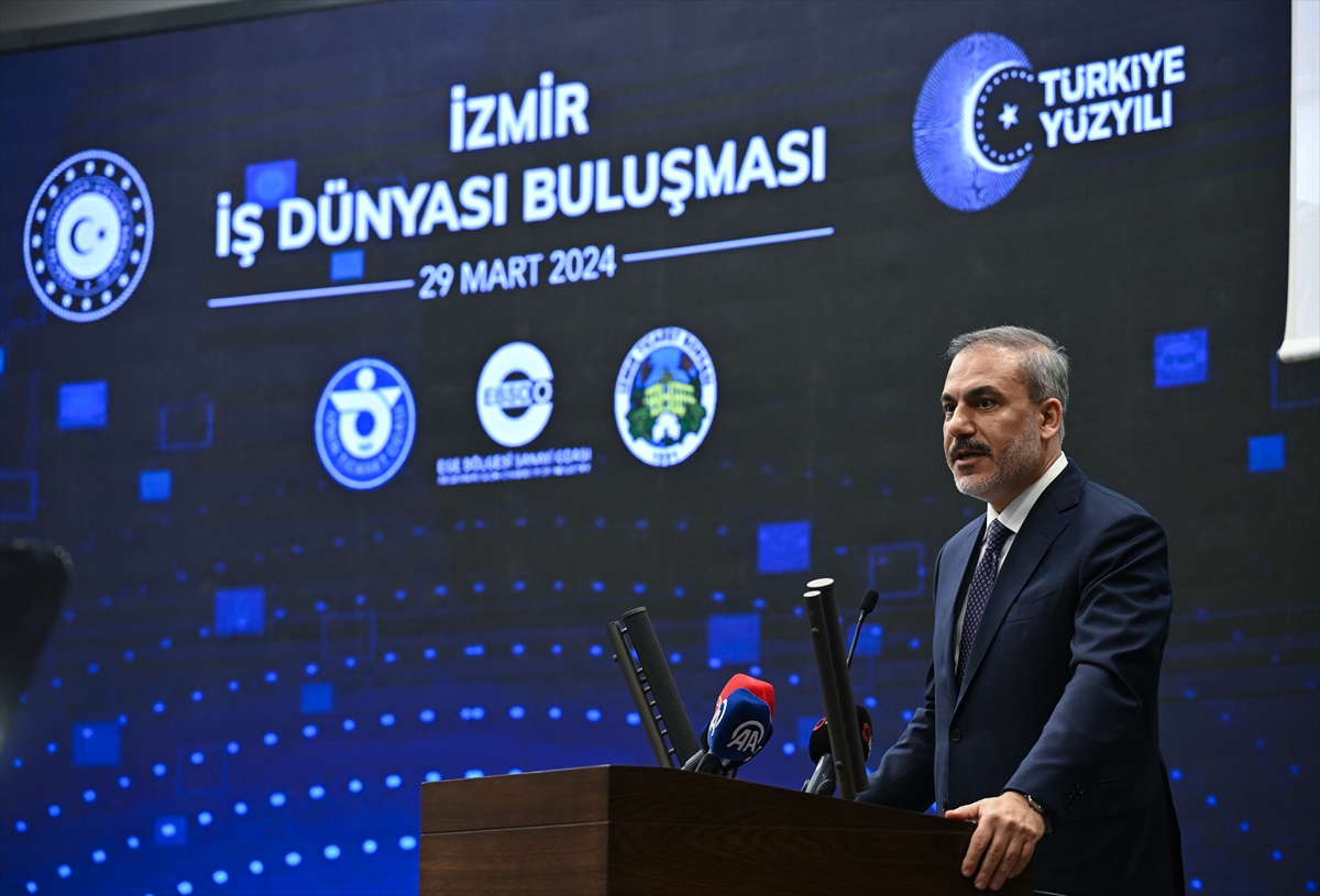 Dışişleri Bakanı Hakan Fidan, İzmir'de iş dünyası temsilcileriyle buluştu: