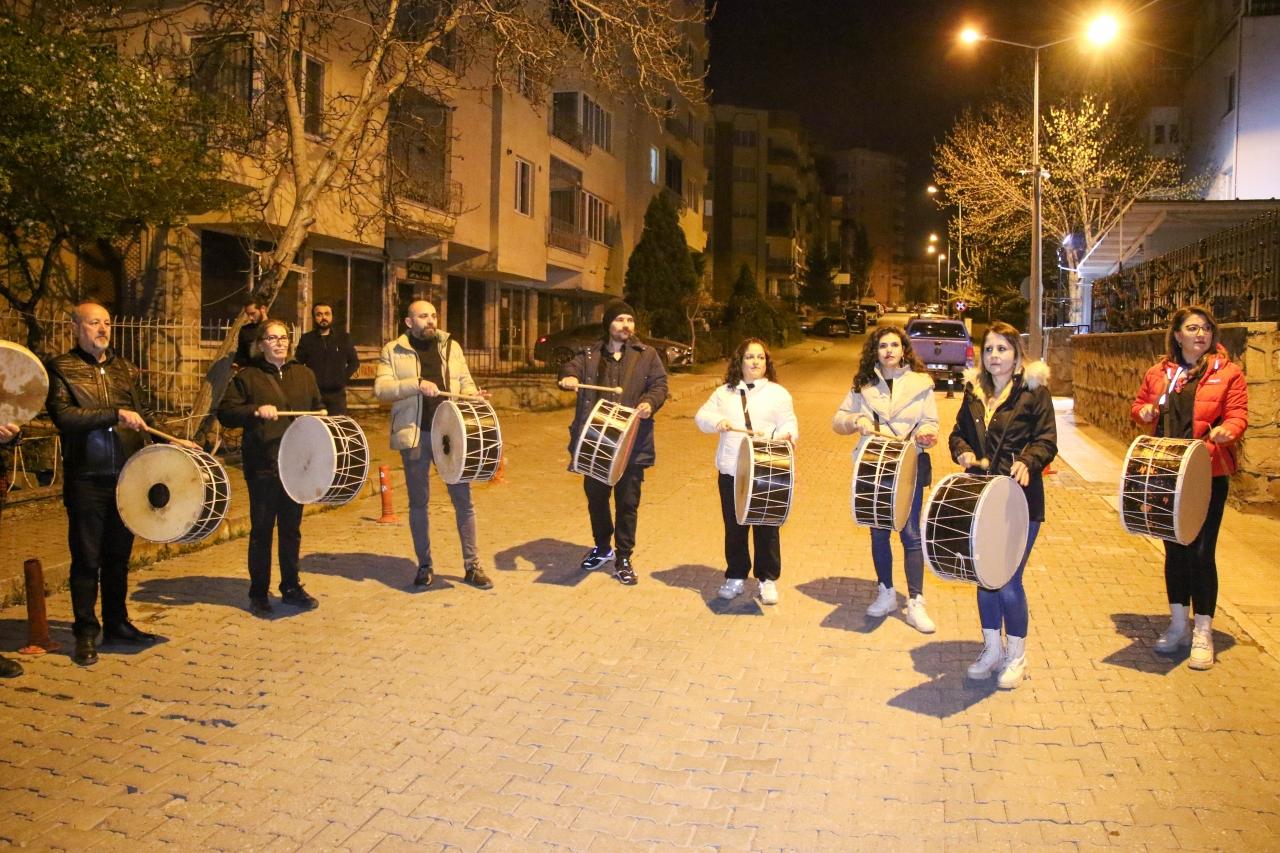 Uşak'ta 30 Öğretmen Sahurda Mani Söyleyip Davul Çaldı