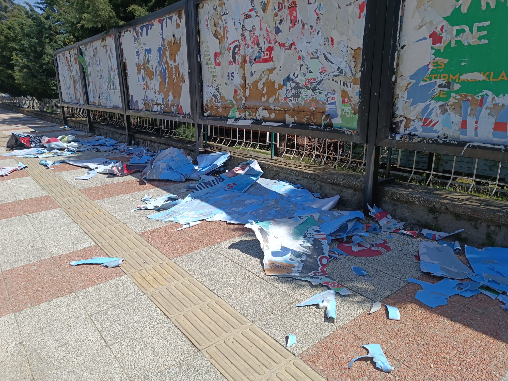Reklamlar Söküldü, Kent Çöplüğe Döndü..!