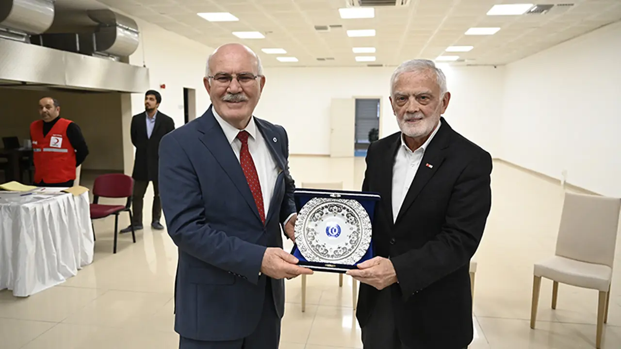 Türk Kızılay'ı Uşak Şubesinden Uşak Üniversiteli Öğrencilere Ramazan Yardımı