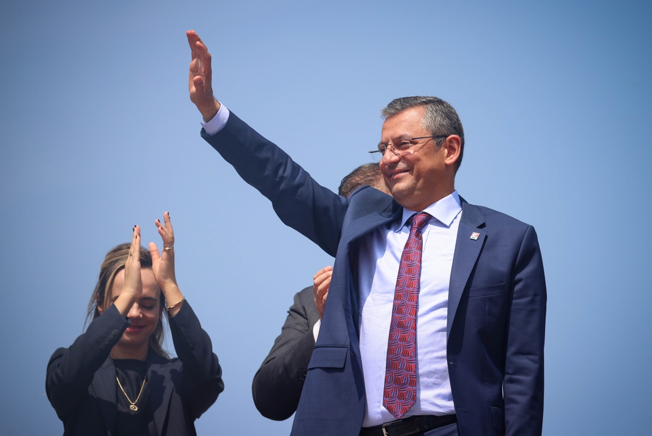 CHP Genel Başkanı Özel, İzmir'in Bornova ilçesinde halka seslendi