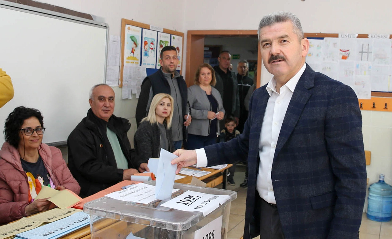 Uşak Valisi Turan Ergün Sandık Başında..!
