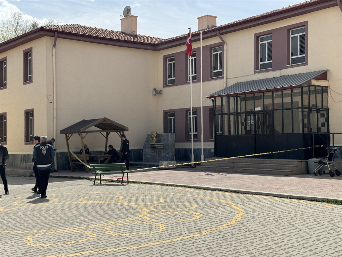 Afyonkarahisar'da sandık görevlisi çıkan tartışmada muhtarı bıçakla yaraladı