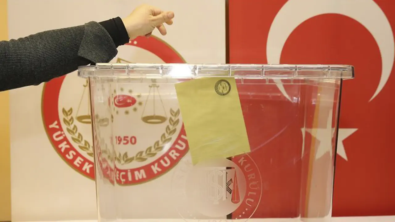 Denizli'de bir seçmen oy kullanmaya atla gitti