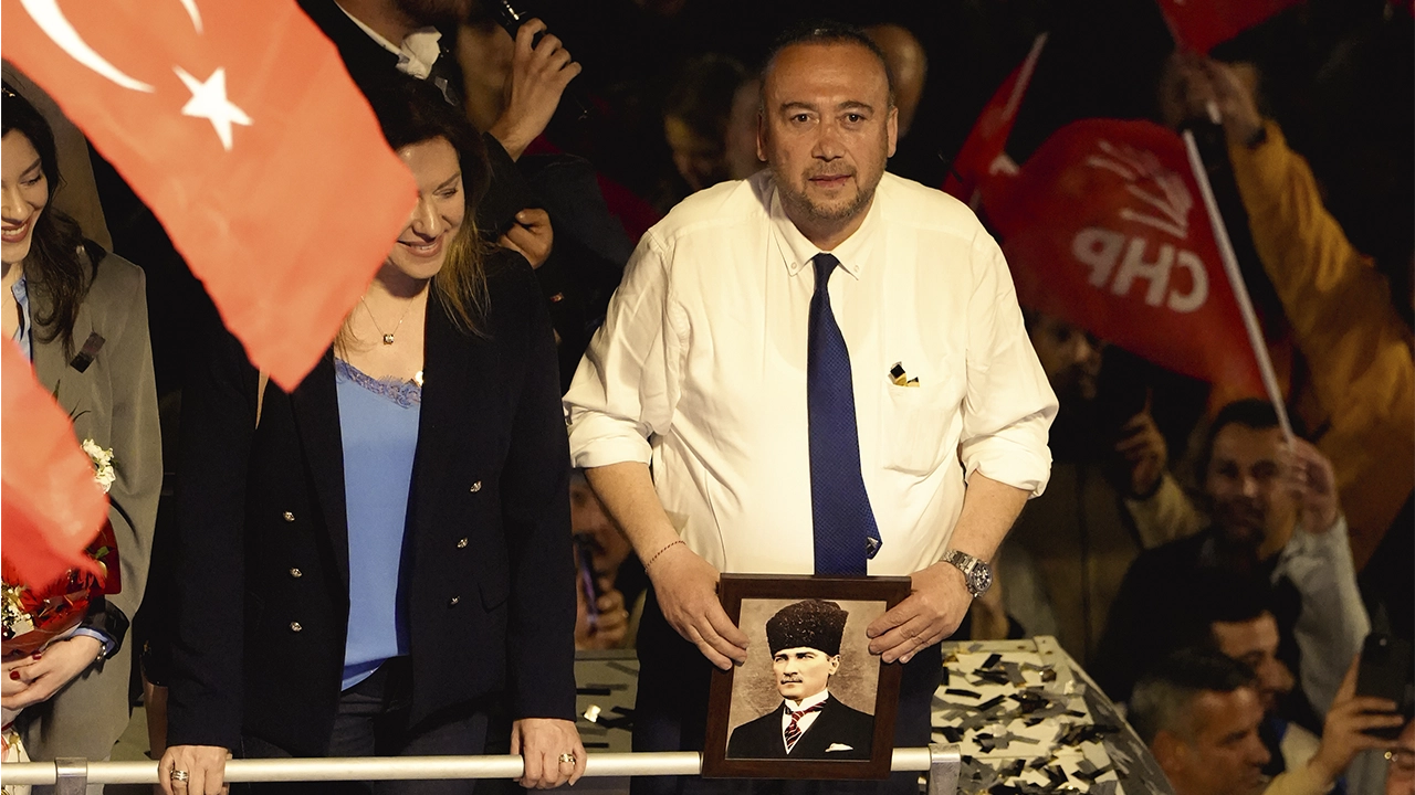 CHP 51 Yıl Sonra Uşak'ta Kazandı: Özkan Yalım Ceketi Çıkardı, Kolları Sıvadı..!
