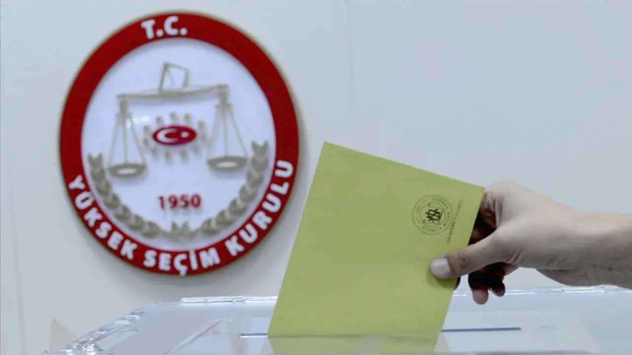 Aydın'ın Koçarlı ilçesinde belediye başkanlığını kesin olmayan sonuçlara göre, CHP adayı Özgür Arıcı kazandı.