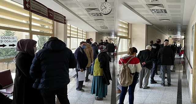 VATANDAŞLAR İSYAN ETTİ; 'YOĞUNLUK VAR AŞI YOK'