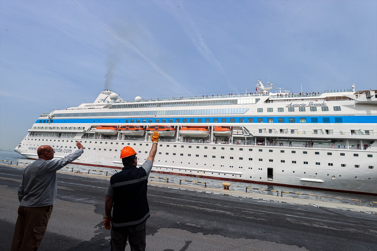 İzmir'e sezonun ilk kruvaziyeri geldi