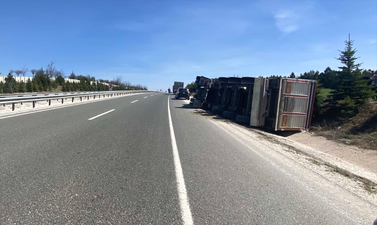 Banaz'da TIR Devrildi: 1 Yaralı