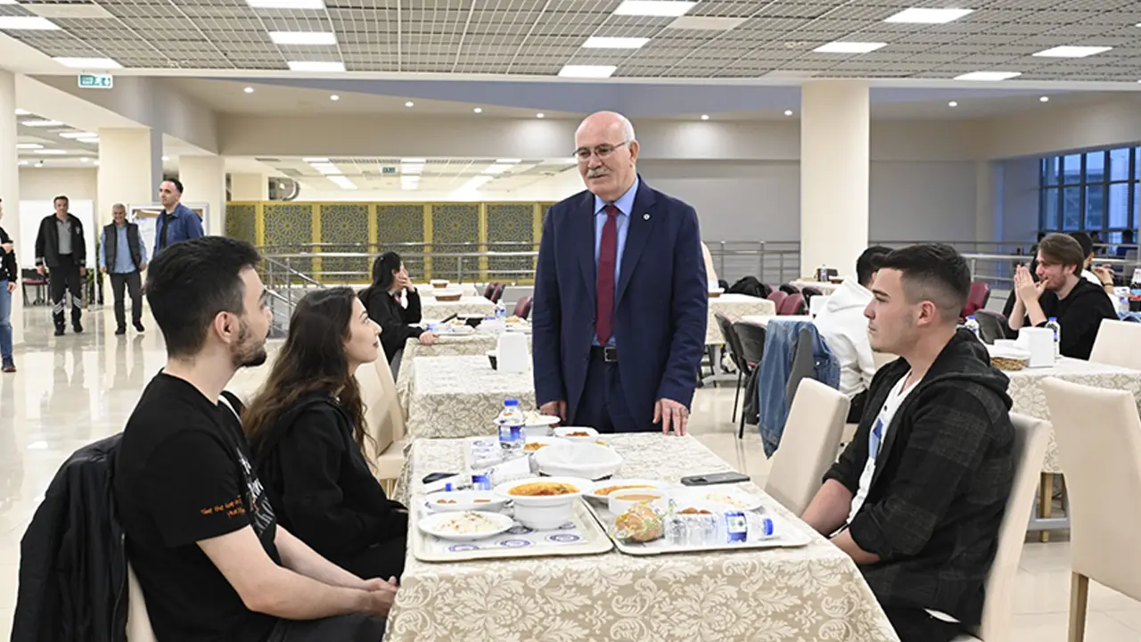 Rektör Savaş, Öğrencilerle İftarda Buluştu