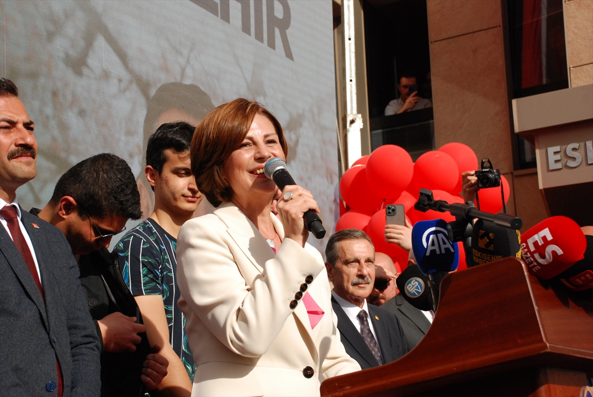 Eskişehir Büyükşehir Belediye Başkanı Ayşe Ünlüce mazbatasını aldı