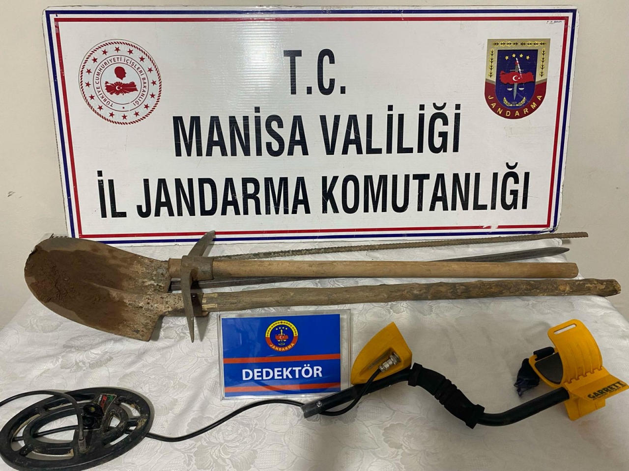 Manisa'da izinsiz kazı yapan 3 şüpheli suçüstü yakalandı