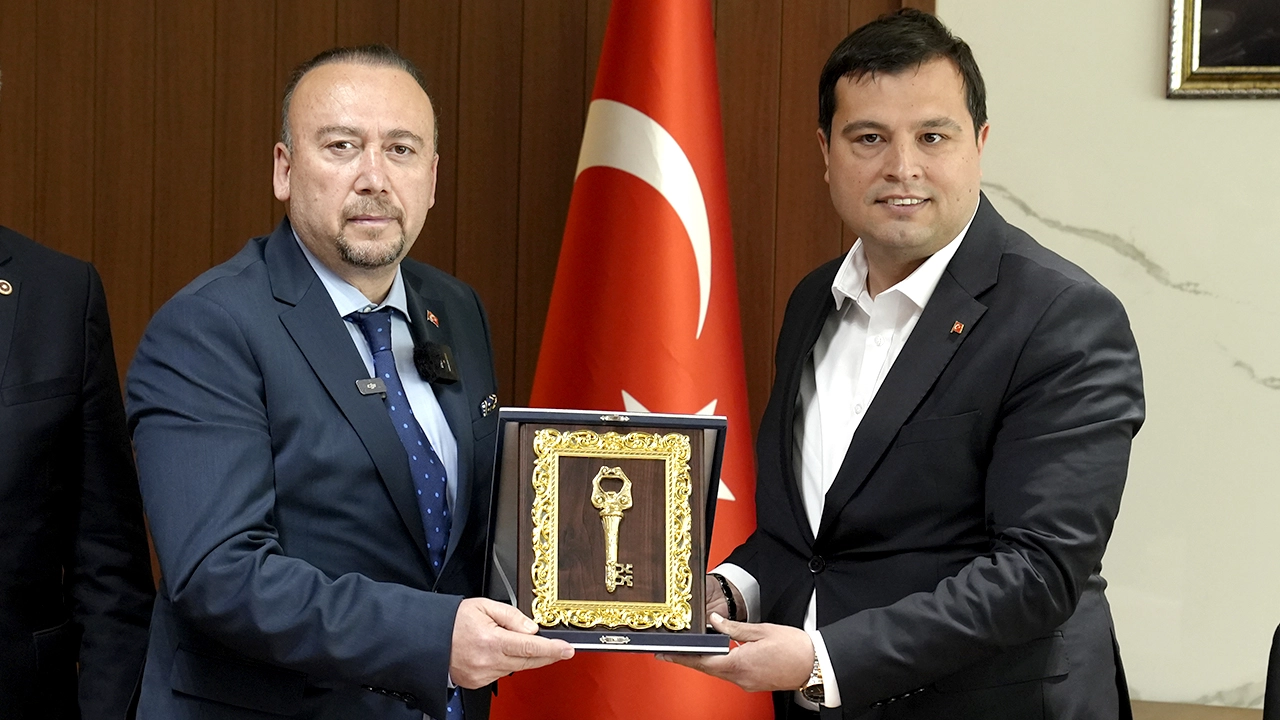CHP'li Özkan Yalım, Belediyeyi AK Partili Mehmet Çakın'dan Devir Aldı: 51 yıl Sonra Çekilen Tarihi Fotoğraf...